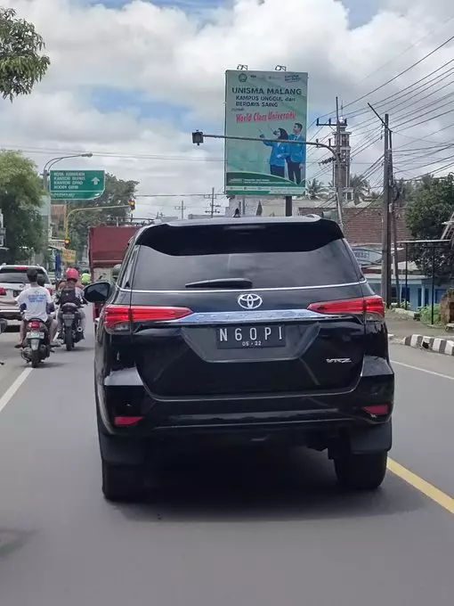 plat nyeleneh mobil © Twitter plat nyeleneh mobil © Twitter