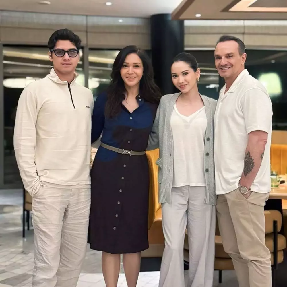 maia estianty dampingi al di pelaminan pernikahan © 2025 Instagram