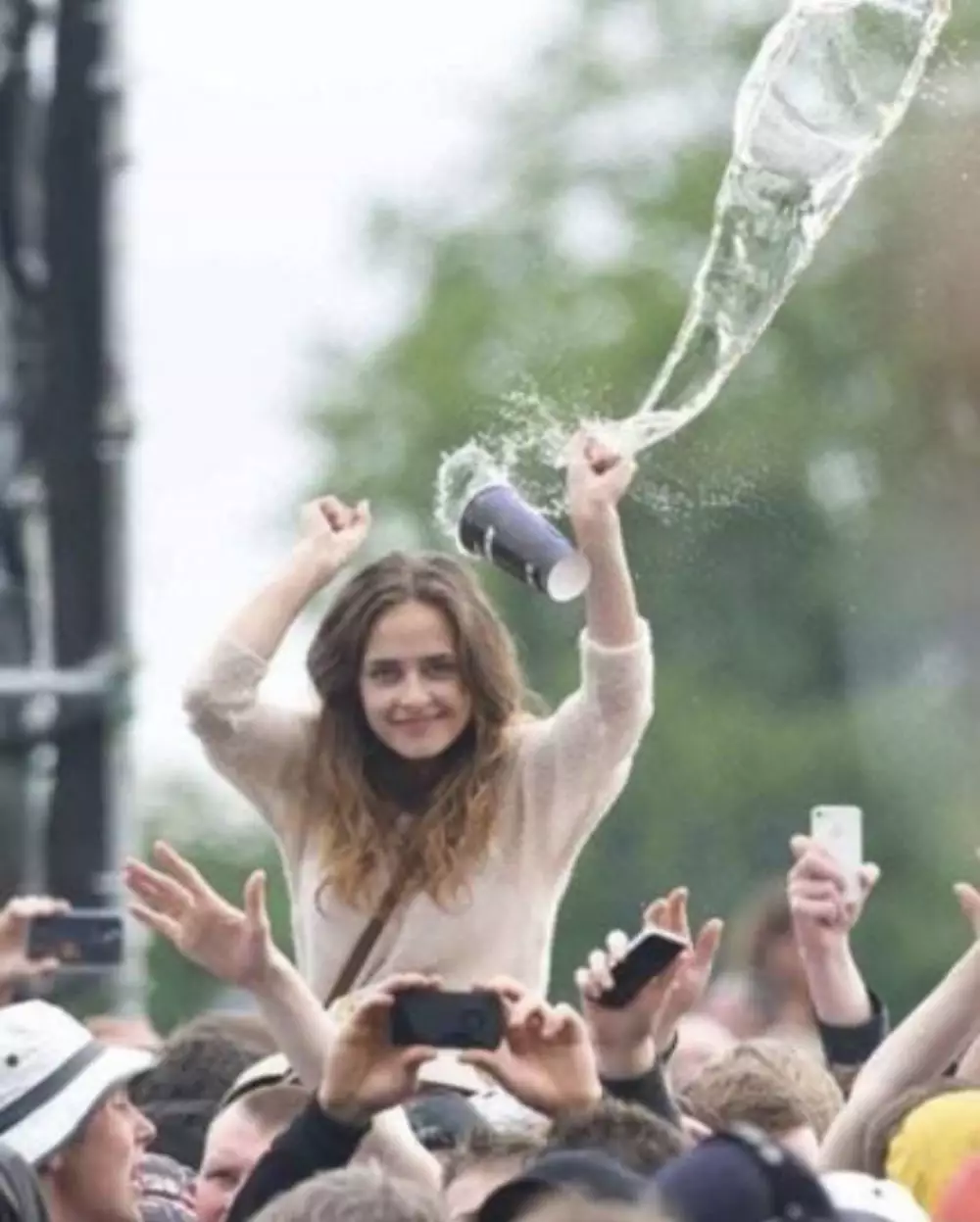 minuman tumpah © Boredpanda.com