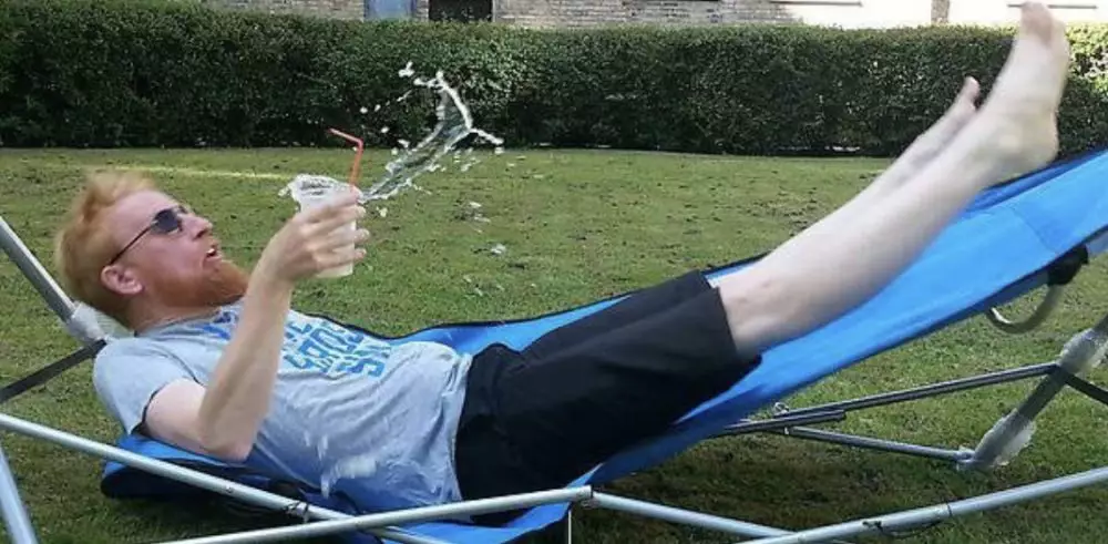 minuman tumpah © Boredpanda.com