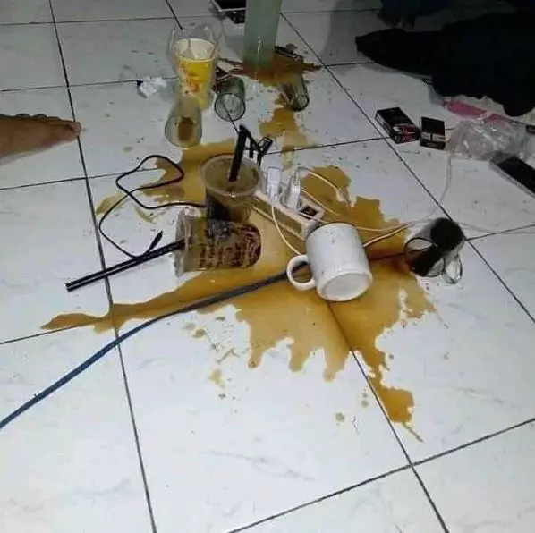 minuman tumpah © Boredpanda.com