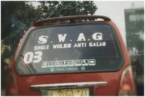 11 Singkatan lucu tulisan di belakang mobil ini bikin pengendara lain ketawa tipis