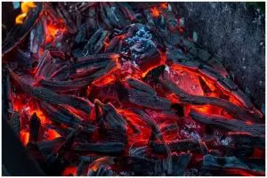 Trik menyalakan api arang tanpa korek, sekarang cuma pakai 5 cara ini