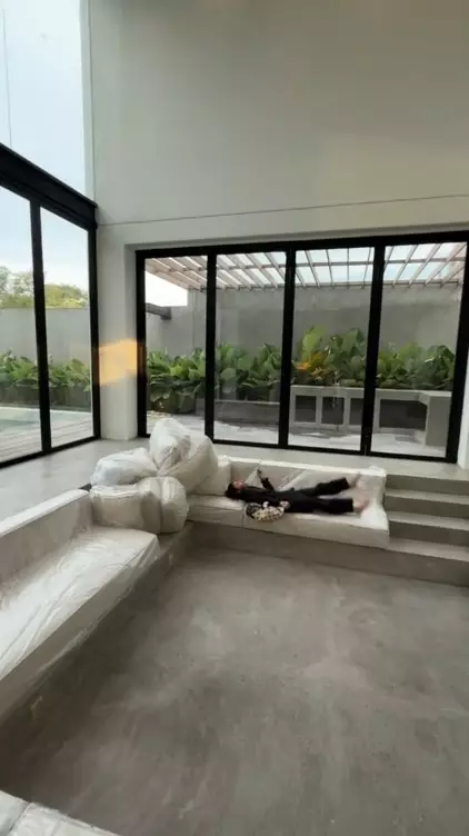 ruang keluarga Jennifer Coppen © TikTok