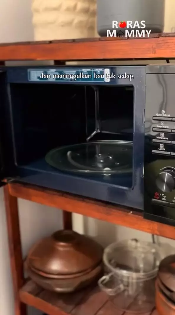 bersihkan microwave bau penuh noda © TikTok bersihkan microwave bau penuh noda © TikTok