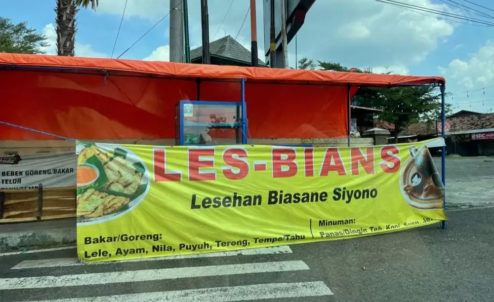 tulisan spanduk promo makanan © X