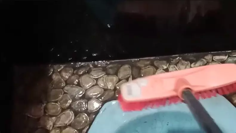 Tanpa diamplas, ini cara bersihkan noda kerak di kloset © YouTube Tanpa diamplas, ini cara bersihkan noda kerak di kloset © YouTube