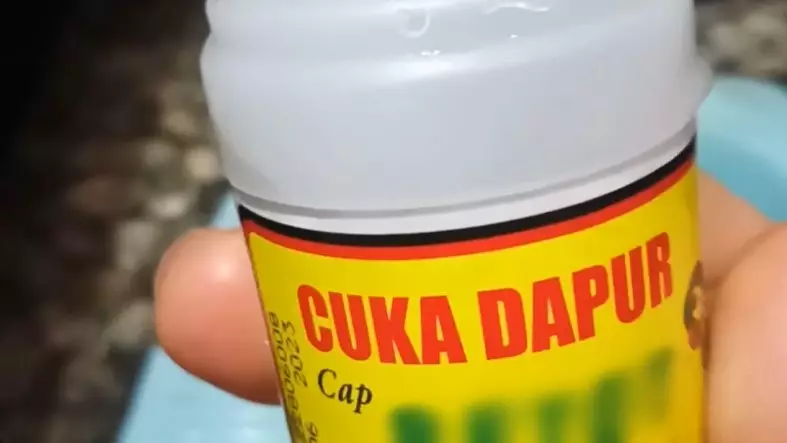 Tanpa diamplas, ini cara bersihkan noda kerak di kloset © YouTube Tanpa diamplas, ini cara bersihkan noda kerak di kloset © YouTube