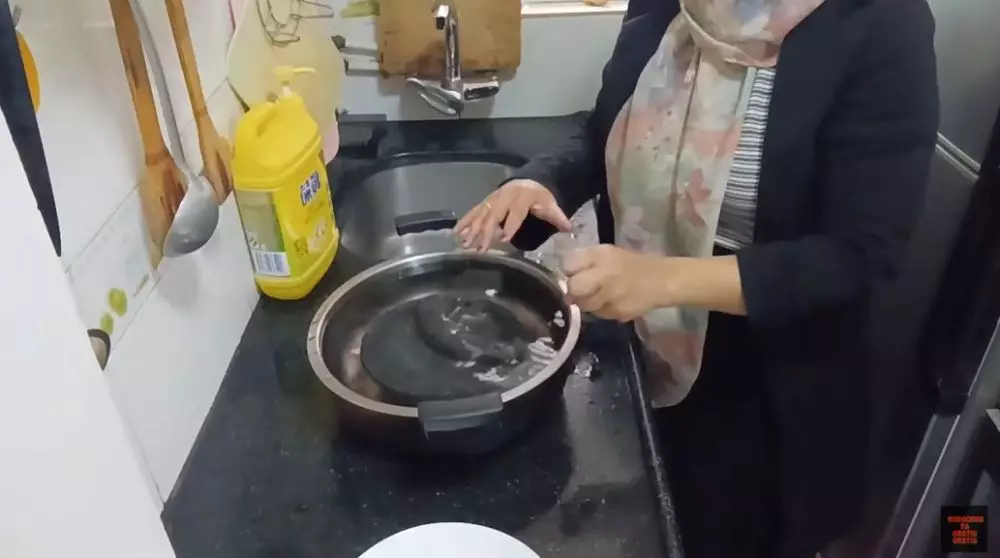 Trik memakai cobek batu baru agar tak berpasir dan aman digunakan © YouTube