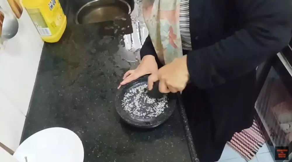 Trik memakai cobek batu baru agar tak berpasir dan aman digunakan © YouTube