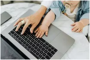 Dilema ibu zaman now: Ingin produktif kerja, tapi dihantui suara hati 