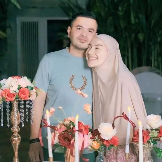 9 Momen romantis Haldy Sabri beri kejutan ultah Irish Bella ke-29, ukuran kuenya bikin salfok