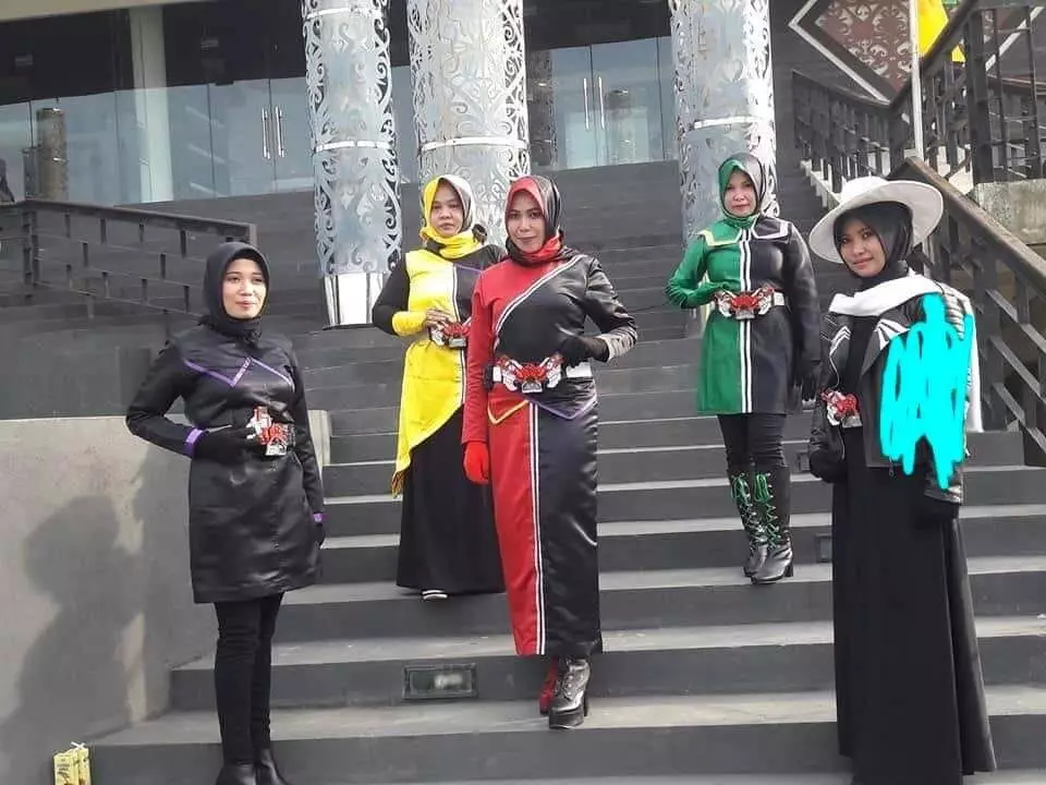 emak-emak pakai outfit nyeleneh © berbagai sumber