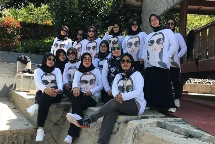 emak-emak pakai outfit nyeleneh © berbagai sumber