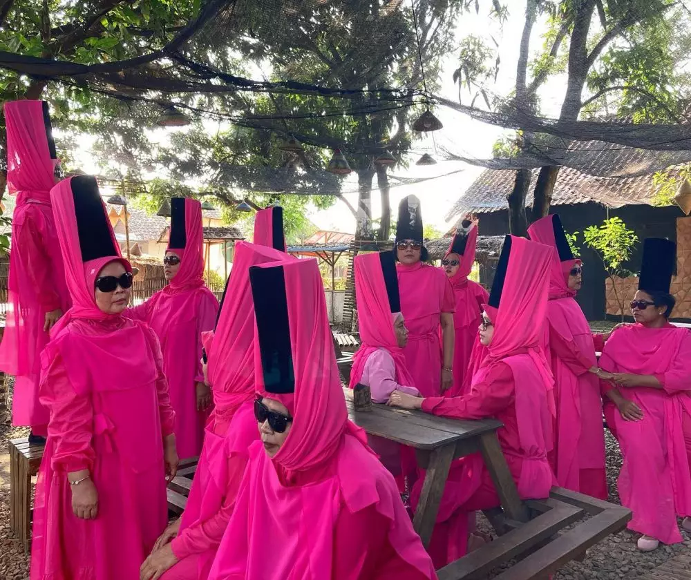 emak-emak pakai outfit nyeleneh © 2025 berbagai sumber