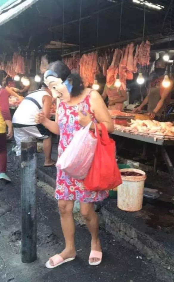 emak-emak pakai outfit nyeleneh © 2025 berbagai sumber