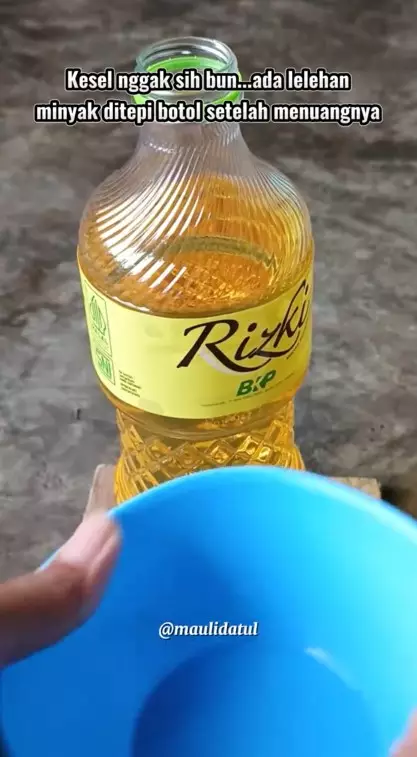 menuang minyak dari botol nggak bakal luber © TikTok