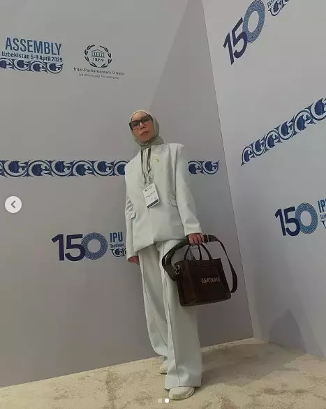 potret terbaru Melly Goeslaw usai facelift © Instagram