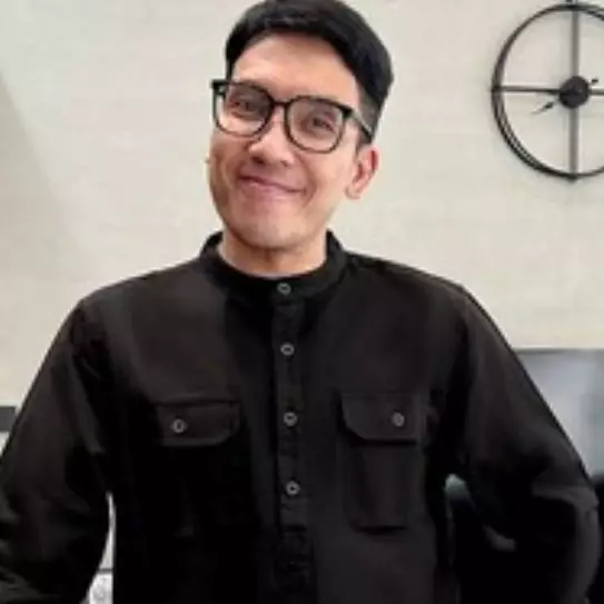 Momen Desta TikTokan bareng Duta Sheila On 7, penampakan cincin di jari manisnya bikin salfok