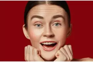 Trik pudarkan garis halus di wajah pakai 1 bahan sayuran, wajah tampak awet muda di usia 50 tahun