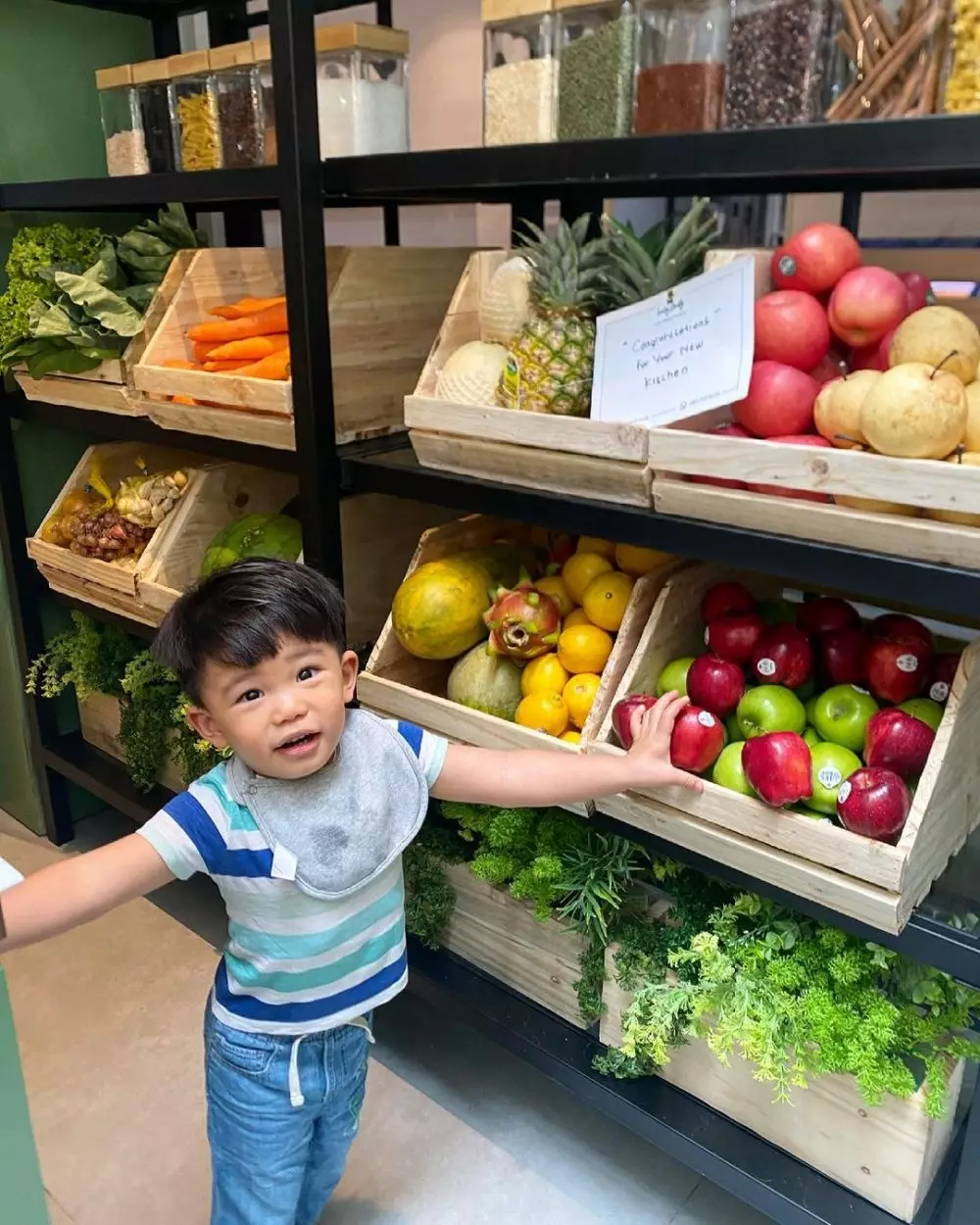 Chef Arnold renovasi area masak jadi bak supermarket © Instagram Chef Arnold renovasi area masak jadi bak supermarket © Instagram