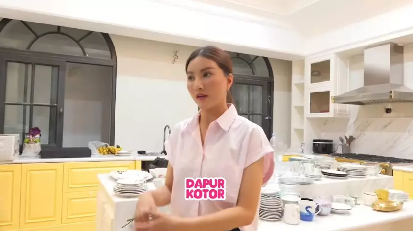 dapur di rumah baru Sarwendah © YouTube dapur di rumah baru Sarwendah © YouTube