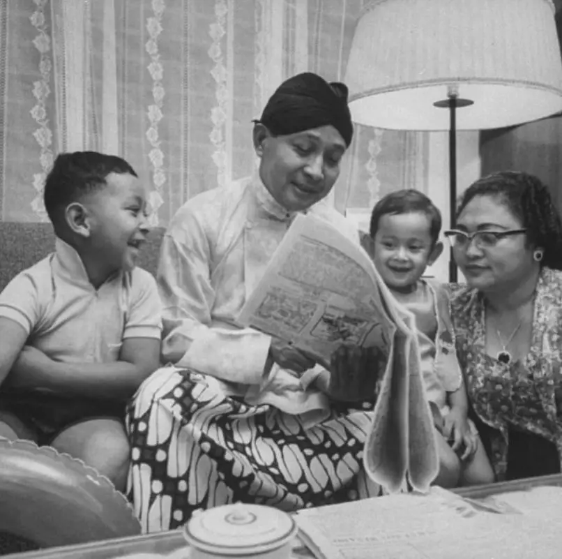Potret lawas Soeharto bareng anak © Instagram