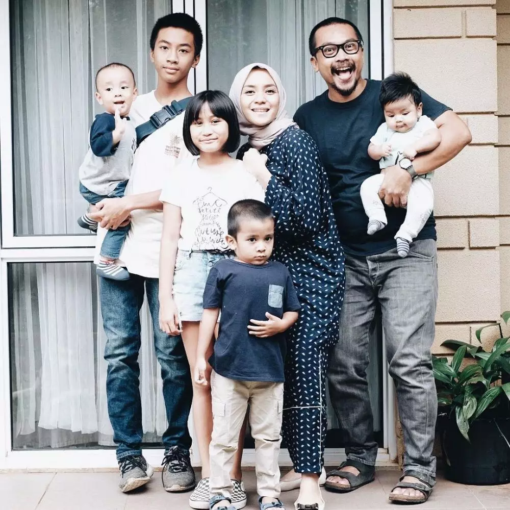 transformasi bocah SMP yang dulunya penyanyi cilik kini jadi istri pengusaha © berbagai sumber