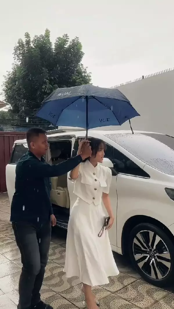 Fuji berkunjung ke rumah Venna Melinda © Instagram