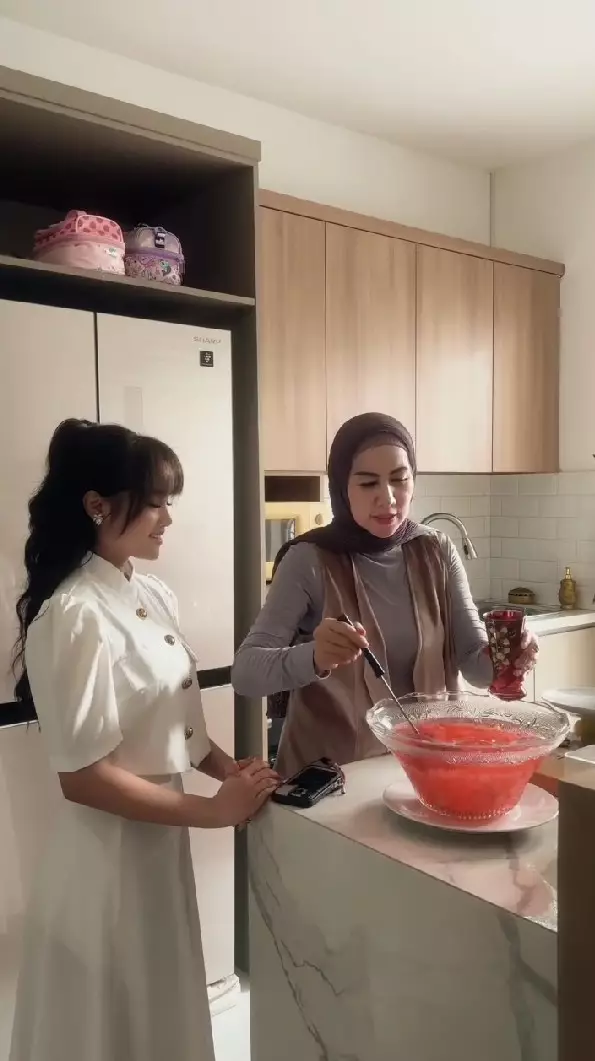 Fuji berkunjung ke rumah Venna Melinda © Instagram