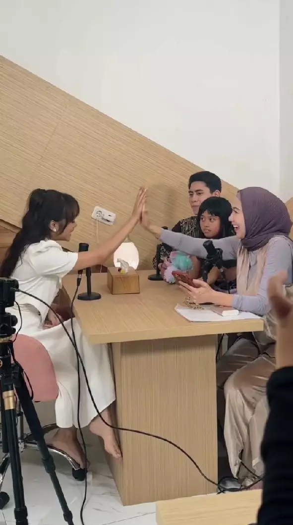 Fuji berkunjung ke rumah Venna Melinda © Instagram