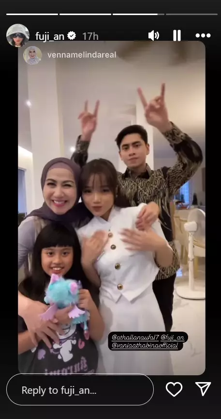 Fuji berkunjung ke rumah Venna Melinda © Instagram