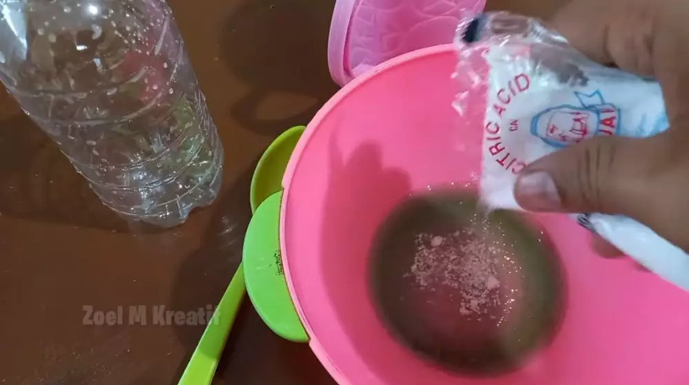 trik hilangkan noda jamur di kaca mobil © YouTube