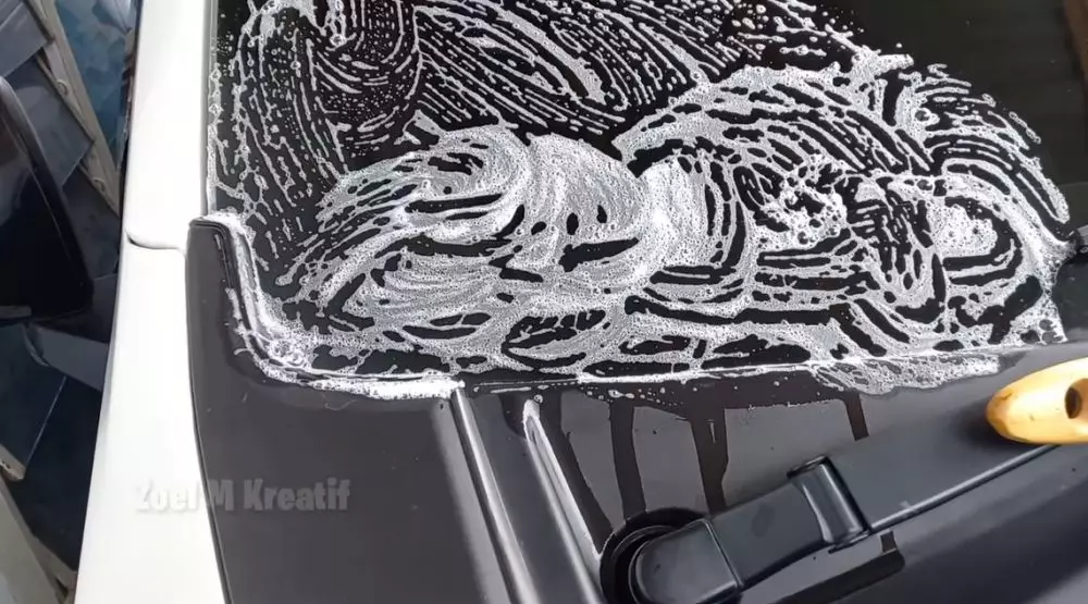 trik hilangkan noda jamur di kaca mobil © YouTube