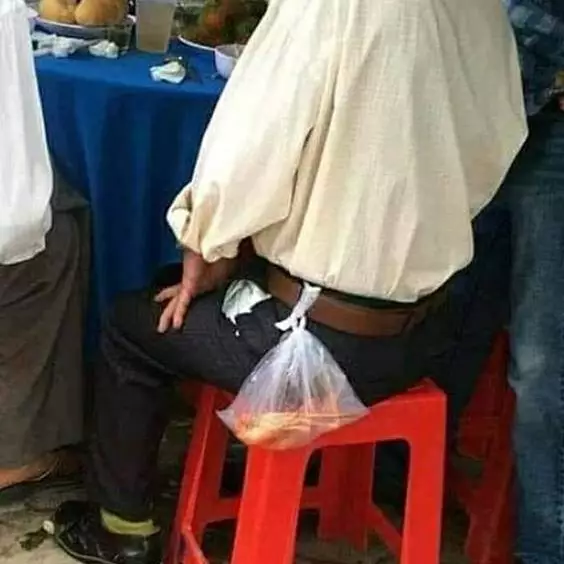 11 Potret lucu benda nyeleneh dibawa bapak-bapak di saku celana ini bikin nyengir lebar