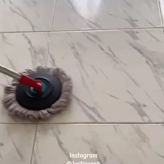 Tak perlu dicampur cuka, ini cara mengepel lantai granit biar bersih &amp; kinclong tambah 2 bahan dapur