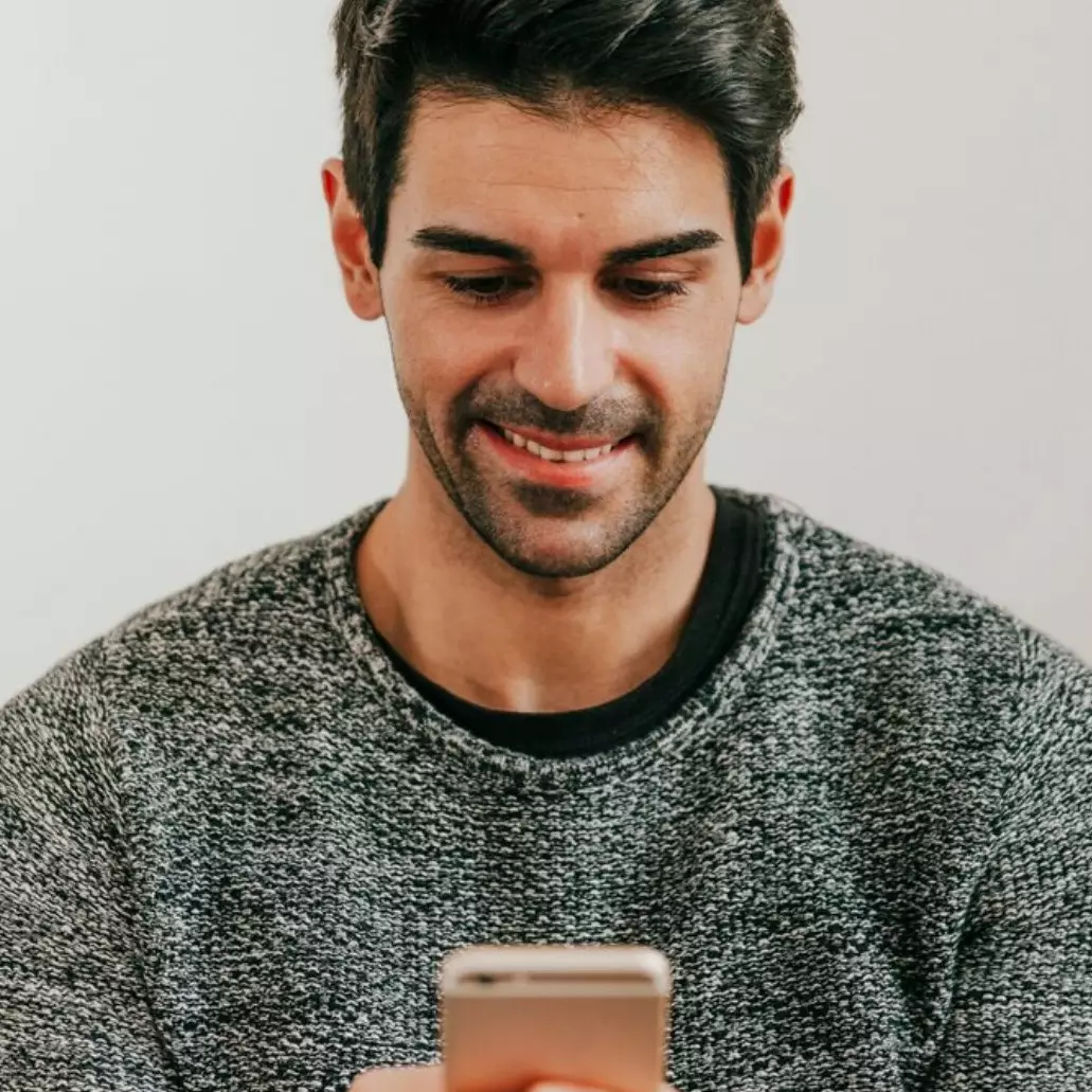 50 Pantun gombal WA terbaru 2025, rayuan halus bikin doi senyum-senyum sendiri