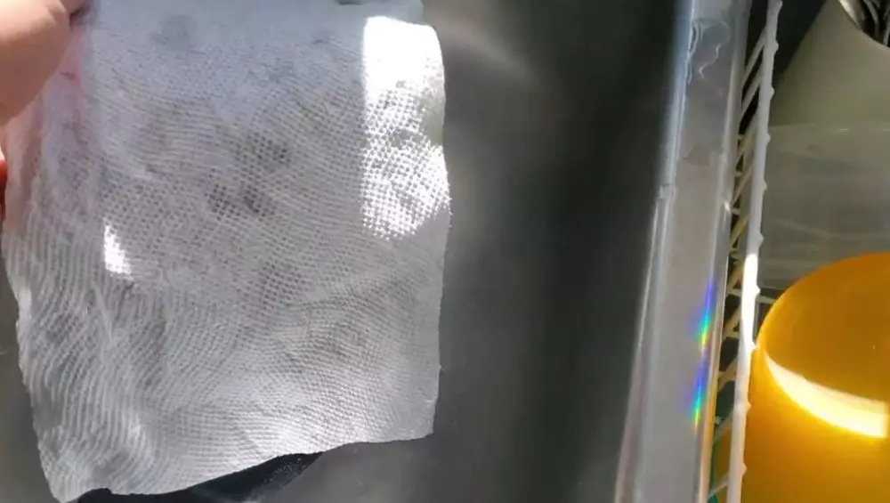 trik bersihkan kaca helm kusam agar makin mulus © YouTube