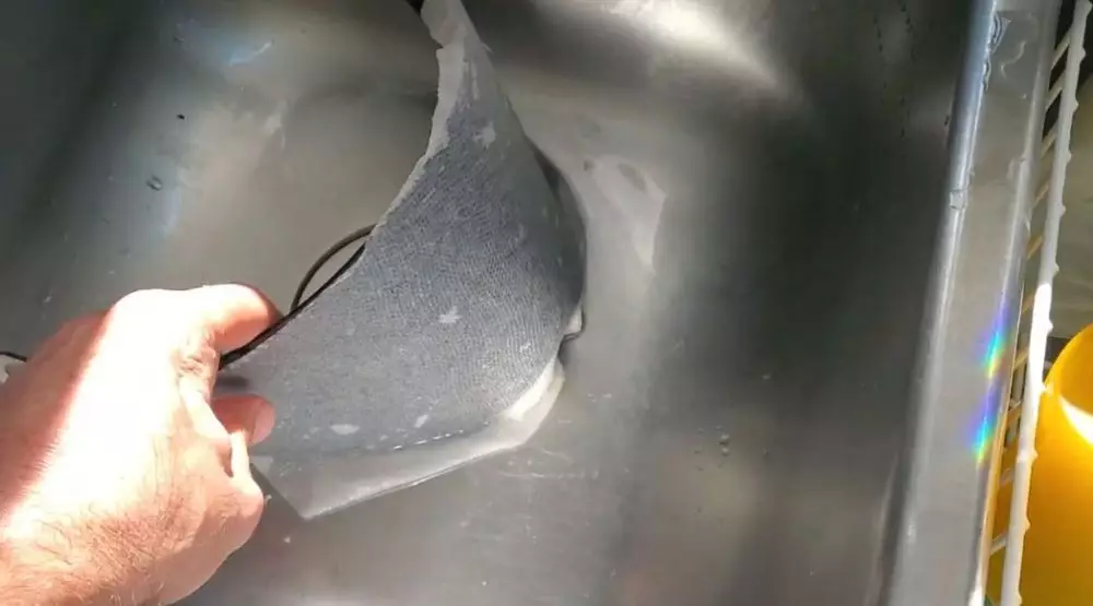 trik bersihkan kaca helm kusam agar makin mulus © YouTube