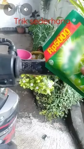 Trik bersihkan kerak membandel di karet stang motor © YouTube