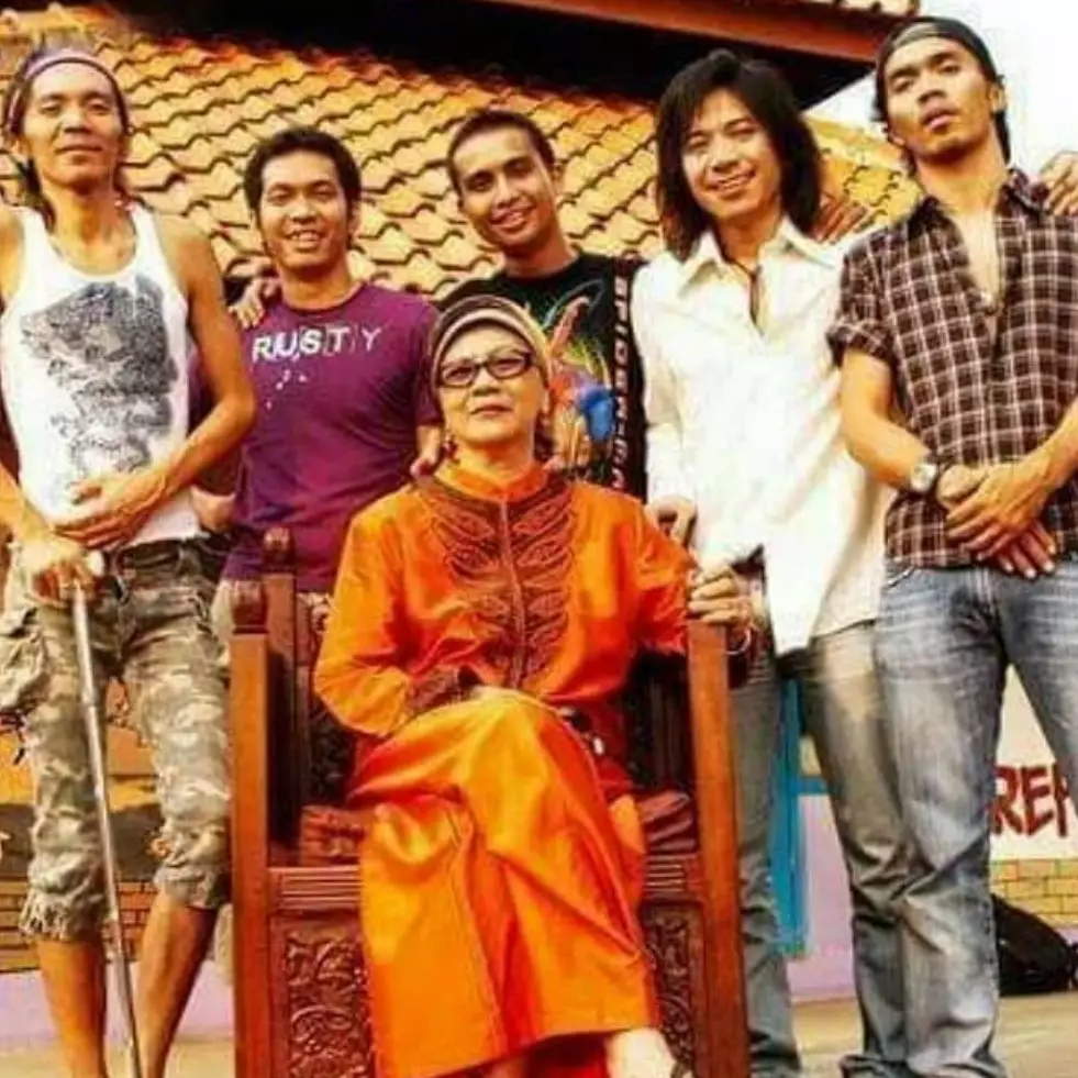 Kehilangan ibu sekaligus manajer band terbaik, ini 9 potret kenangan Bimbim Slank bersama Bunda Iffet
