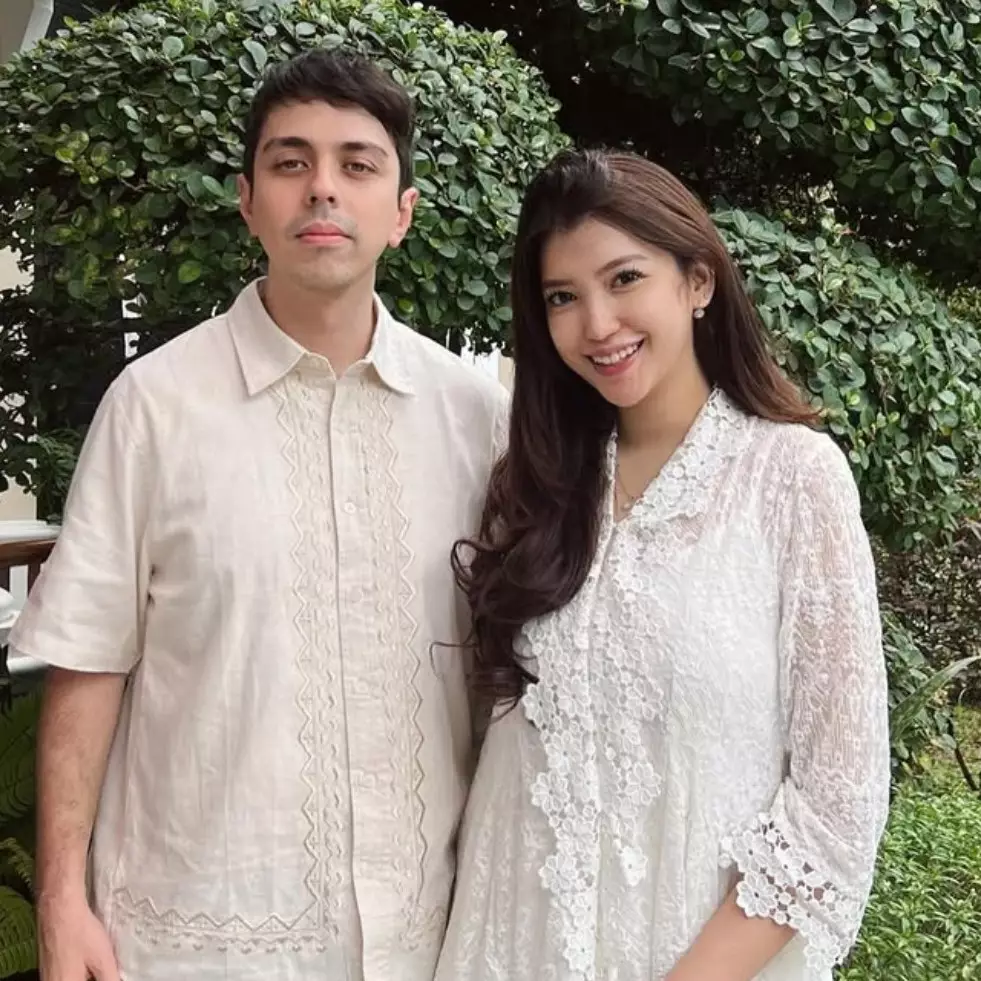 Liburan ke pantai, intip 9 momen bahagia Dewi Paramita pamer kehamilan anak pertama