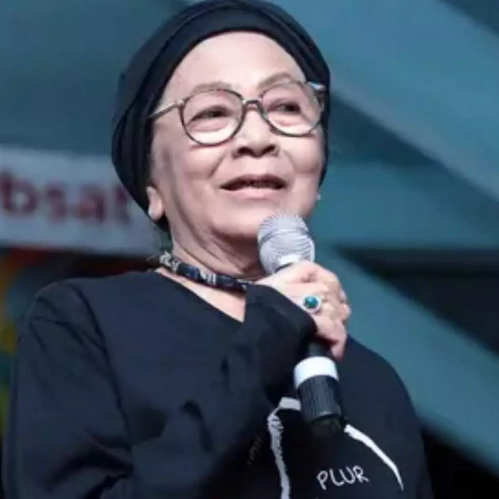 Momen haru Bimbim Slank saat melepas Bunda Iffet ke peristirahatan terakhir