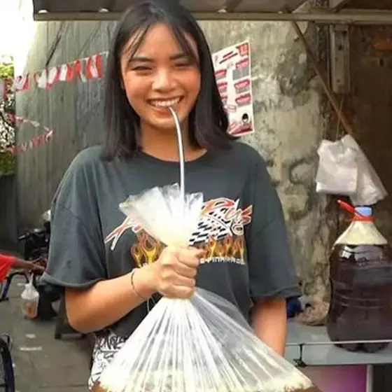 Bukan lagi mukbang, 11 potret lucu orang makan dan minum dengan ukuran nggak biasa ini absurd abis