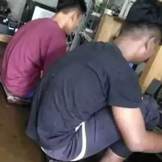 Bak orang kecanduan, 11 potret kocak orang main game ini aksinya bikin ngelus dada