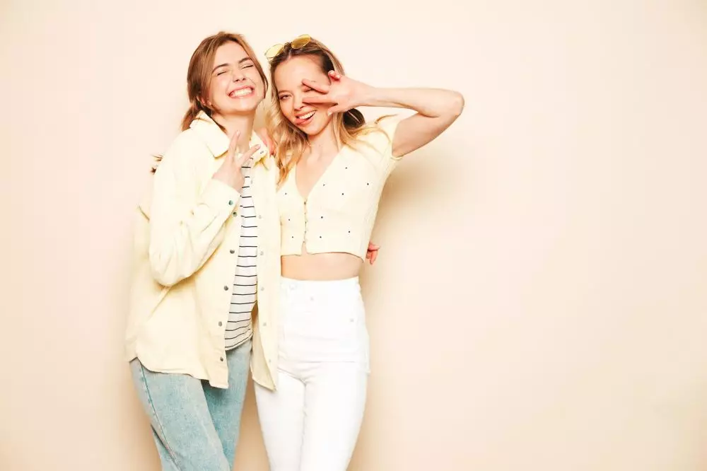 Pantun pertemanan 4 bait terbaru 2025 © 2025 brilio.net