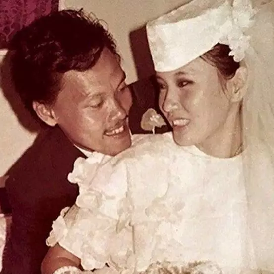 21 Potret lawas pernikahan orang tua seleb ini bikin nostalgia, nuansa vintagenya dapet banget