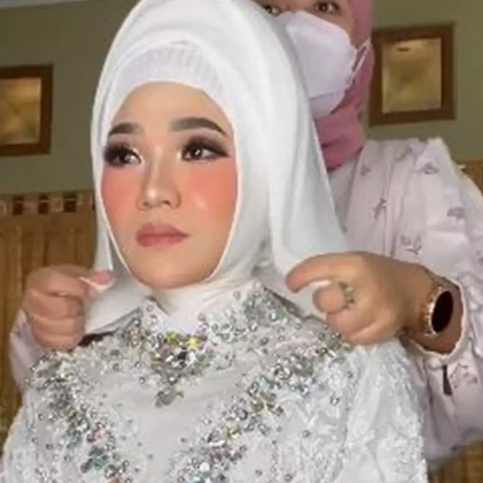 Pengantin berhijab ini dirias MUA jadi manten Betawi, proses pasang hiasan kepalanya bikin gagal fokus