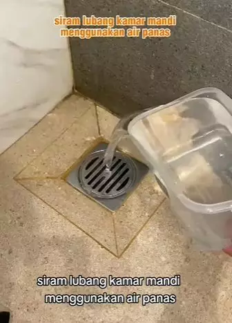 trik atasi lubang saluran air kamar mandi mampet cuma dua bahan dapur © 2023 brilio.net trik atasi lubang saluran air kamar mandi mampet cuma dua bahan dapur © 2023 brilio.net