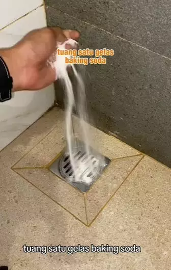 trik atasi lubang saluran air kamar mandi mampet cuma dua bahan dapur © 2023 brilio.net trik atasi lubang saluran air kamar mandi mampet cuma dua bahan dapur © 2023 brilio.net